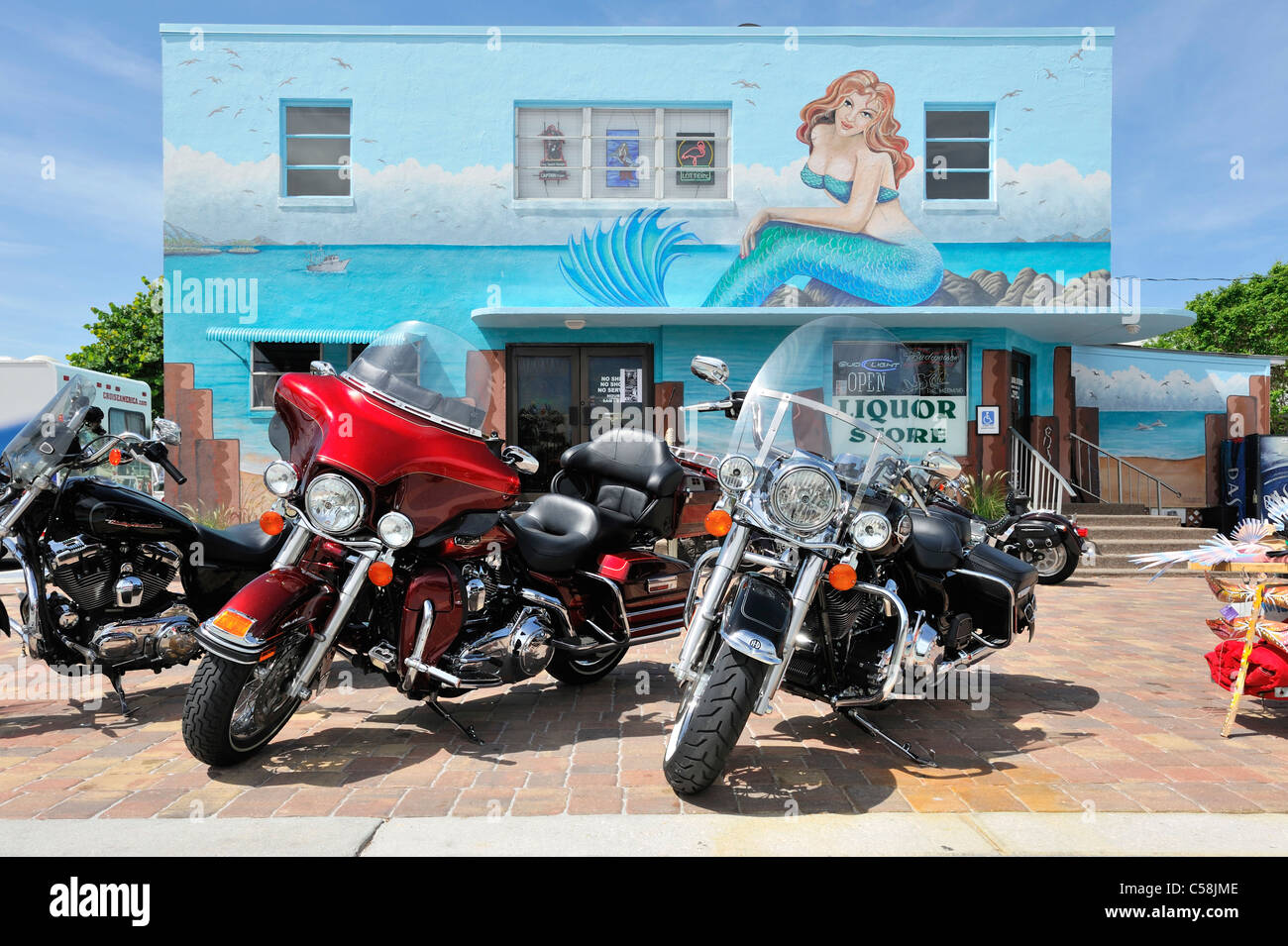Moto, negozio di liquori, Mermaid, murale, Fort Myers Beach, Florida, Stati Uniti d'America, Stati Uniti, America, biciclette Foto Stock