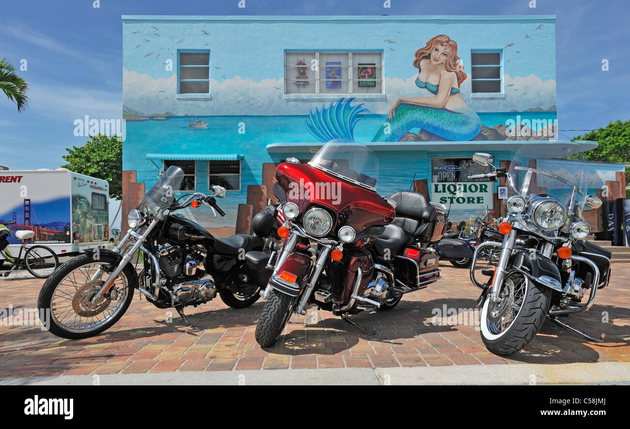 Moto, negozio di liquori, Mermaid, murale, Fort Myers Beach, Florida, Stati Uniti d'America, Stati Uniti, America, biciclette Foto Stock
