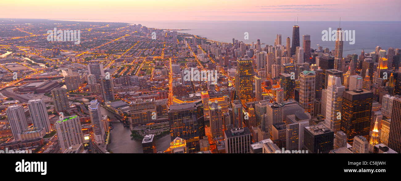 Chicago, dal di sopra, da Willis Tower, Chicago, Illinois, Stati Uniti d'America, Stati Uniti, America, edifici, il lago Michigan, luci, crepuscolo, Foto Stock