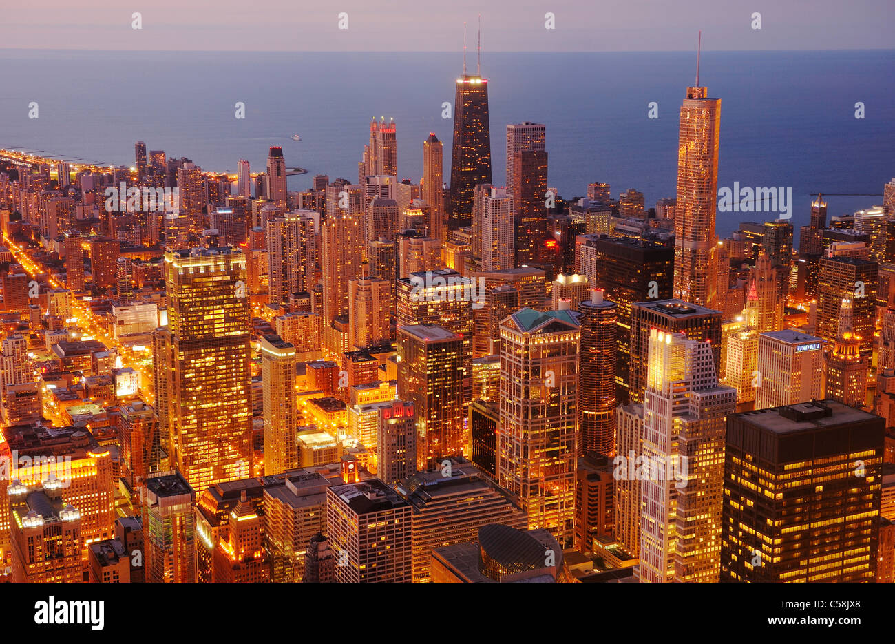 Chicago, dal di sopra, da Willis Tower, Chicago, Illinois, Stati Uniti d'America, Stati Uniti, America, edifici, il lago Michigan, luci, crepuscolo, Foto Stock