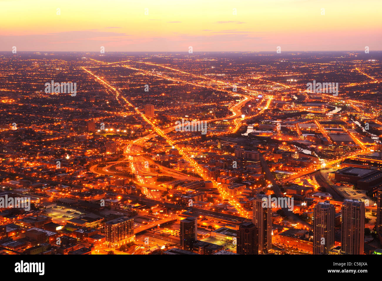 Chicago, dal di sopra, da Willis Tower, Chicago, Illinois, Stati Uniti d'America, Stati Uniti, America, edifici, il lago Michigan, luci, crepuscolo, Foto Stock