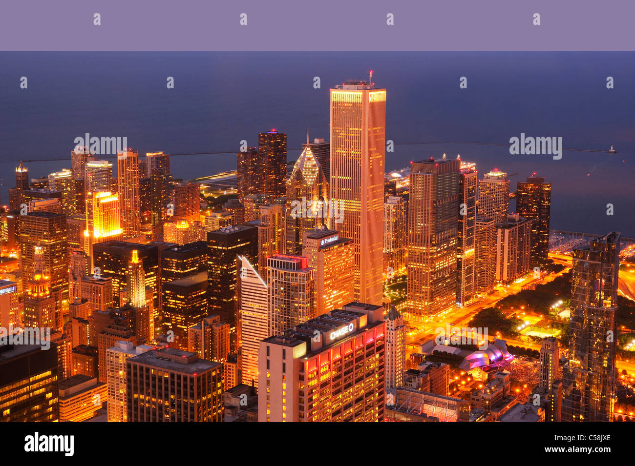 Chicago, dal di sopra, da Willis Tower, Chicago, Illinois, Stati Uniti d'America, Stati Uniti, America, edifici, il lago Michigan, luci, crepuscolo, Foto Stock