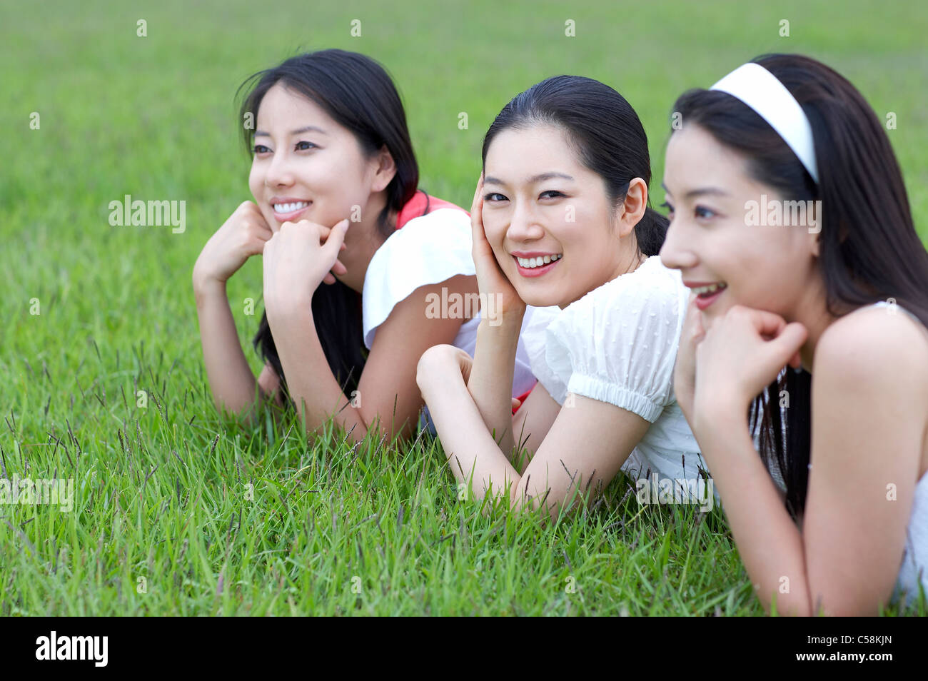 Ritratto di giovane donna sdraiati sull'erba Foto Stock
