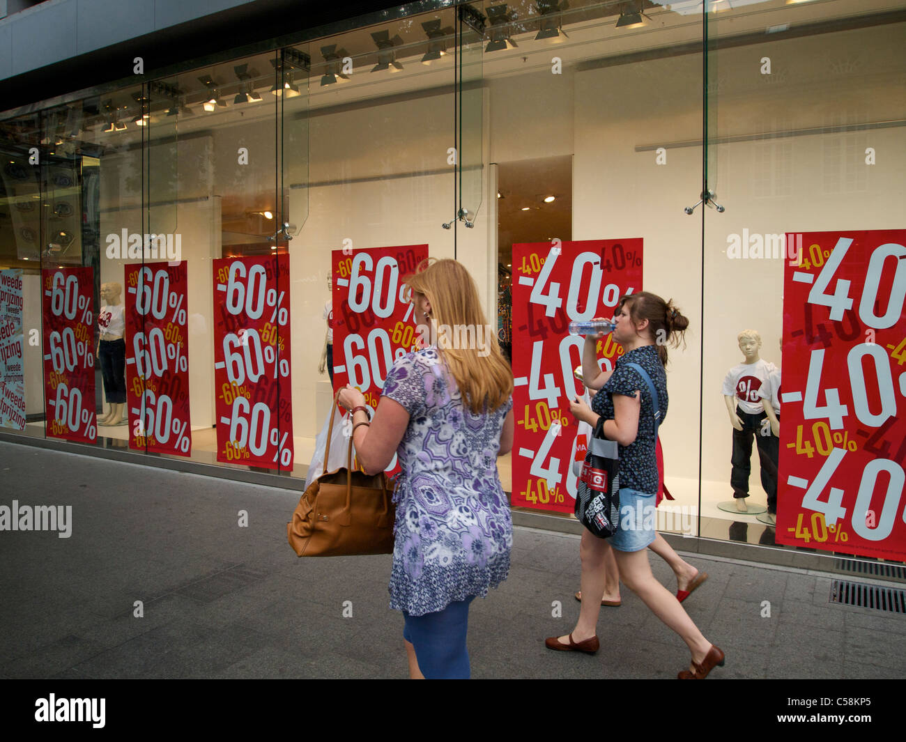 Le ragazze di sconto negozi della Meir ad Anversa, in Belgio Foto Stock