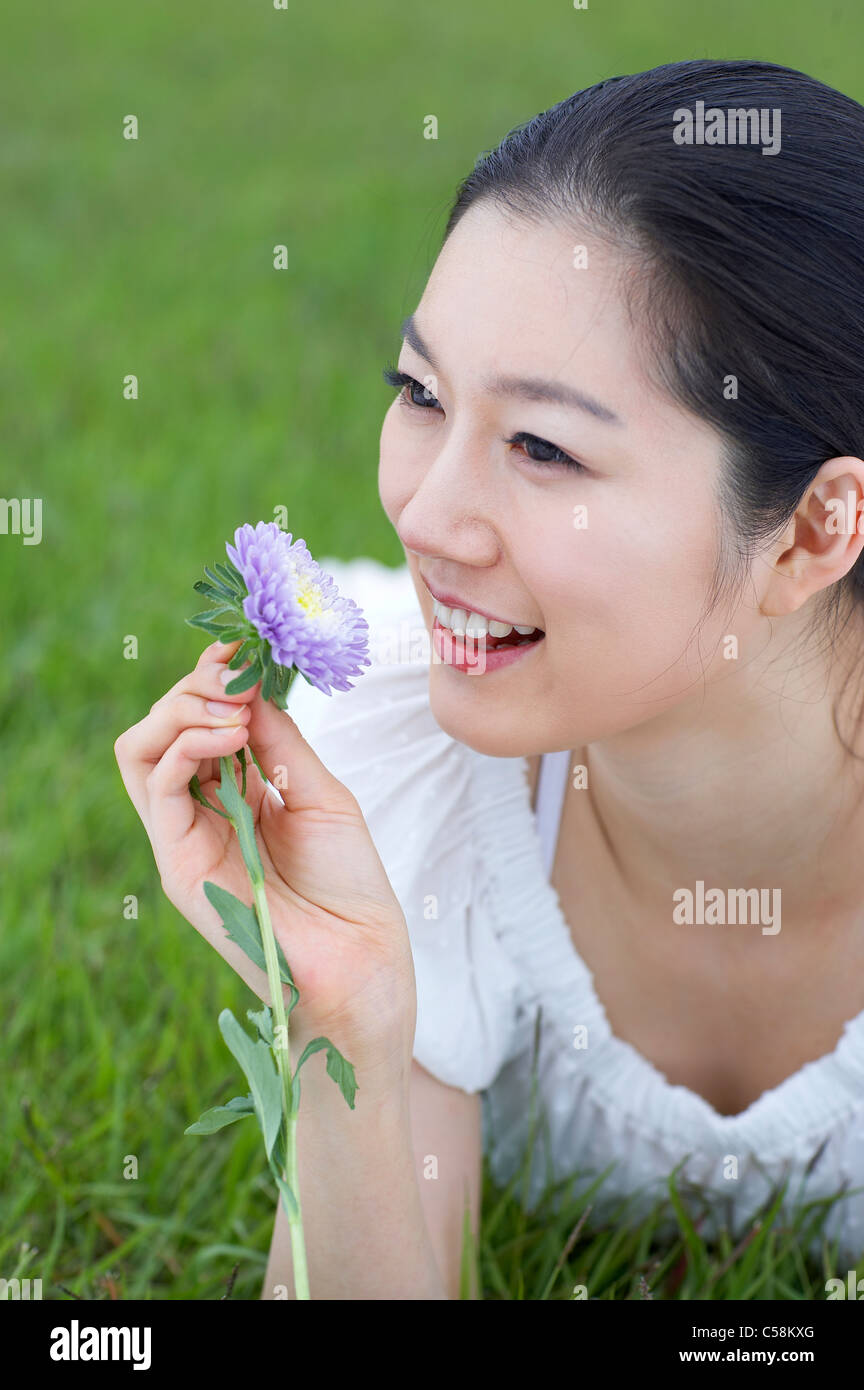 Close-up di giovane donna fiore di contenimento Foto Stock