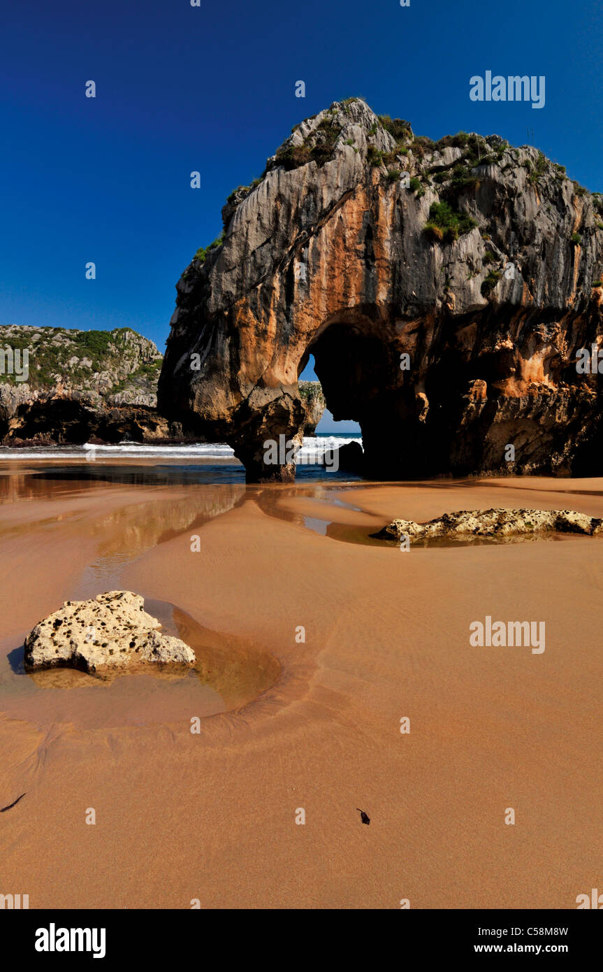 Spagna Asturie: Praia Cuevas del Mar Foto Stock