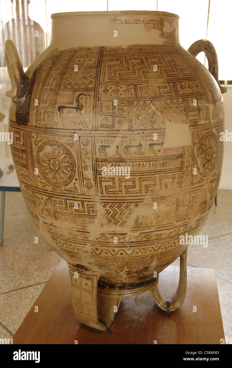 Treppiede vaso. Inizio periodo geometrico (900-850 a.C.). Argos Museo Archeologico. La Grecia. Foto Stock