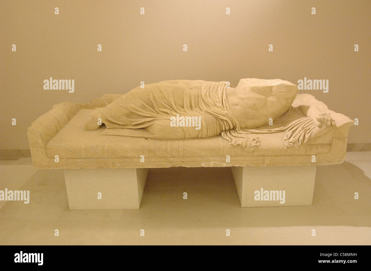 Statua di un uomo reclinabili, probabilmente la personificazione del fiume Charadros. 2° secolo. Da Pythion. Foto Stock