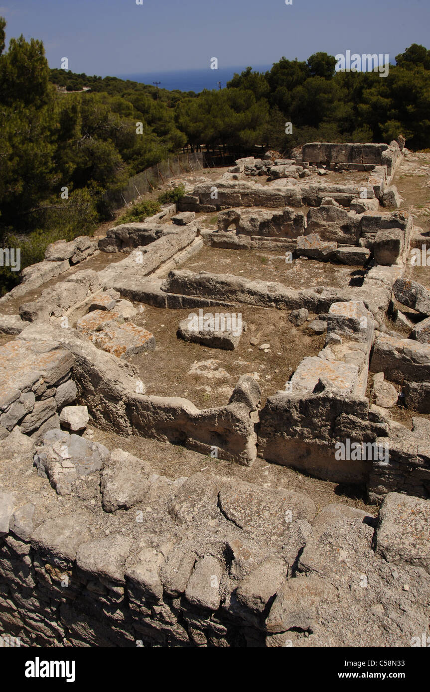 La Grecia. Aegina Island. Tempio di Aphaia (5a-6a secoli A.C.). Fondazioni. Foto Stock