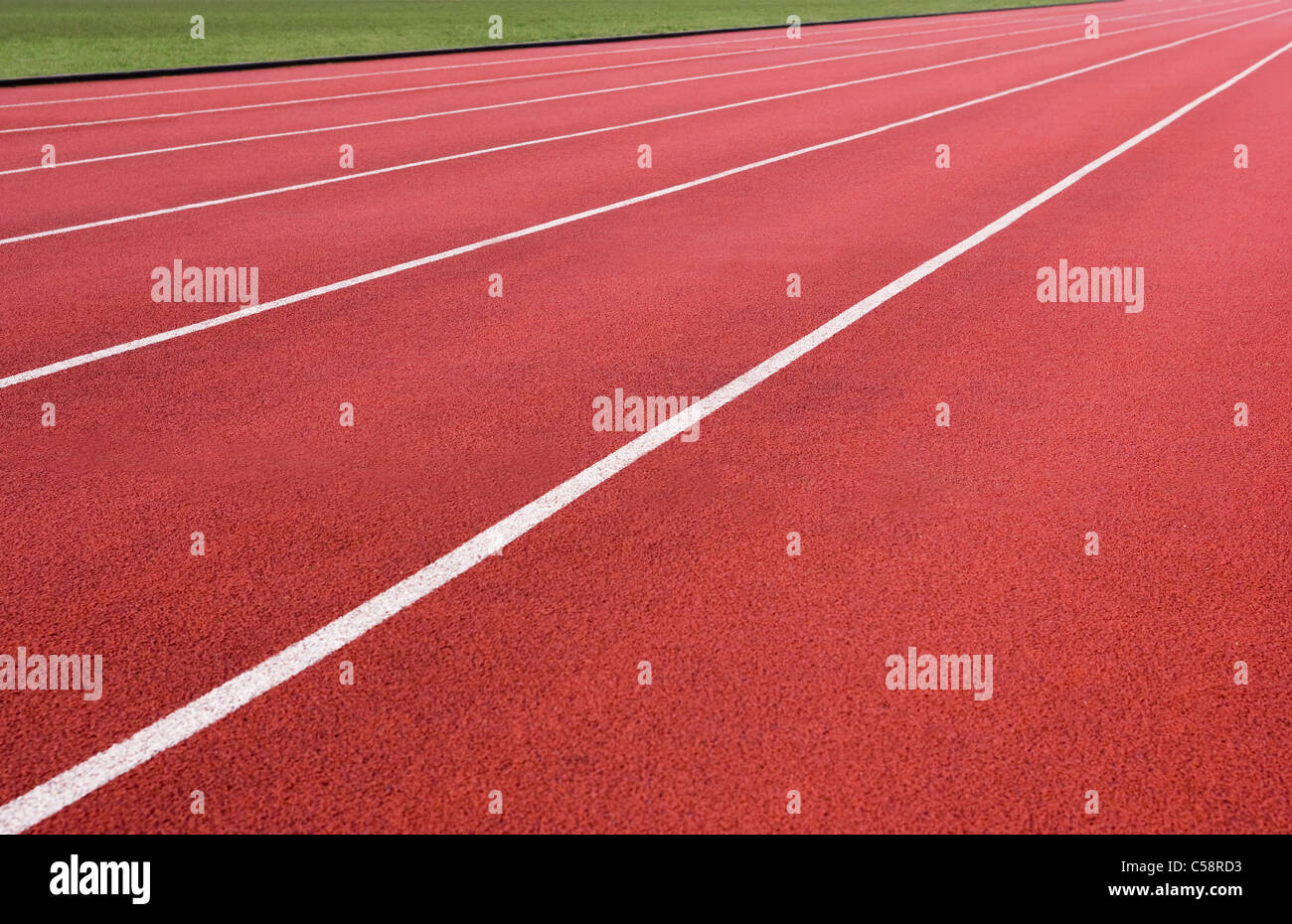 Corsie di una pista di atletica stretching fuori nella distanza. Foto Stock