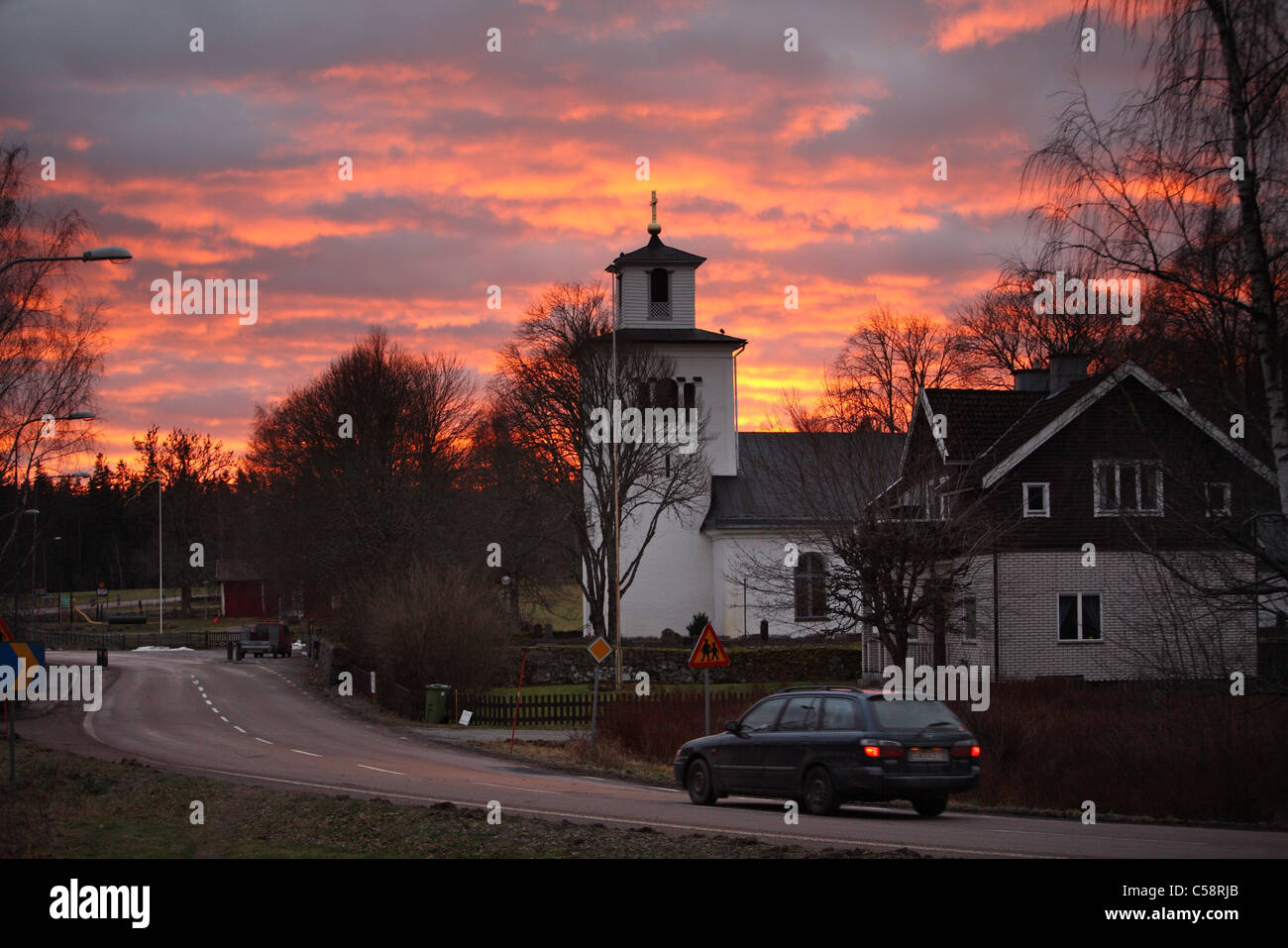 Un villaggio con una chiesa di sera, Belloe, Svezia Foto Stock