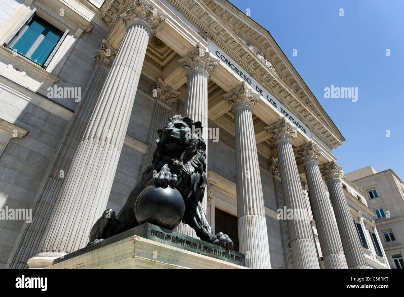 Statua del Leone fuori dal Palacio de las Cortes dove si riunisce il Congresso dei deputati, Madrid, Spagna Foto Stock