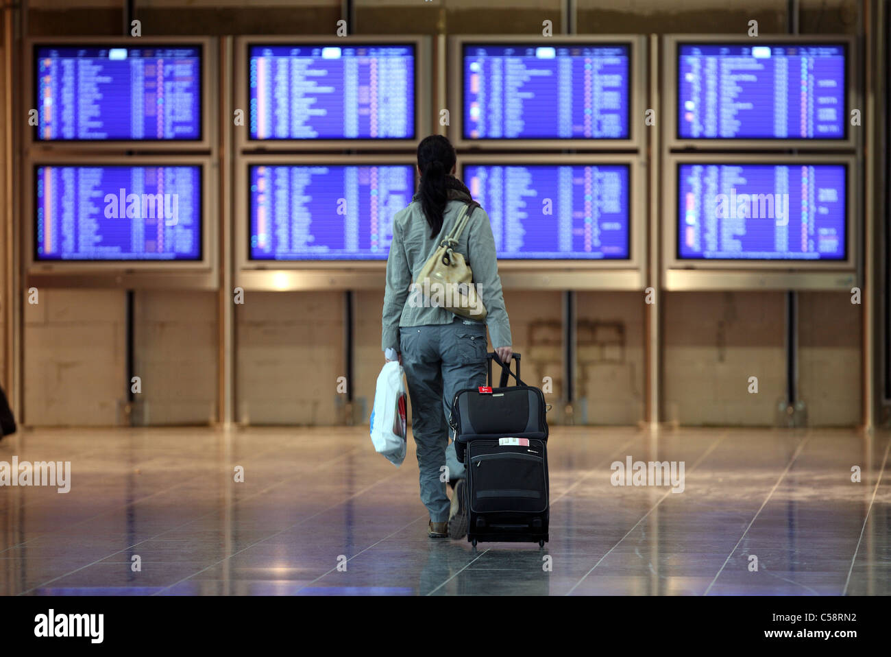I passeggeri in partenza lounge dell'aeroporto di Francoforte Foto Stock I passeggeri in partenza lounge dell'aeroporto di Francoforte Foto Stock