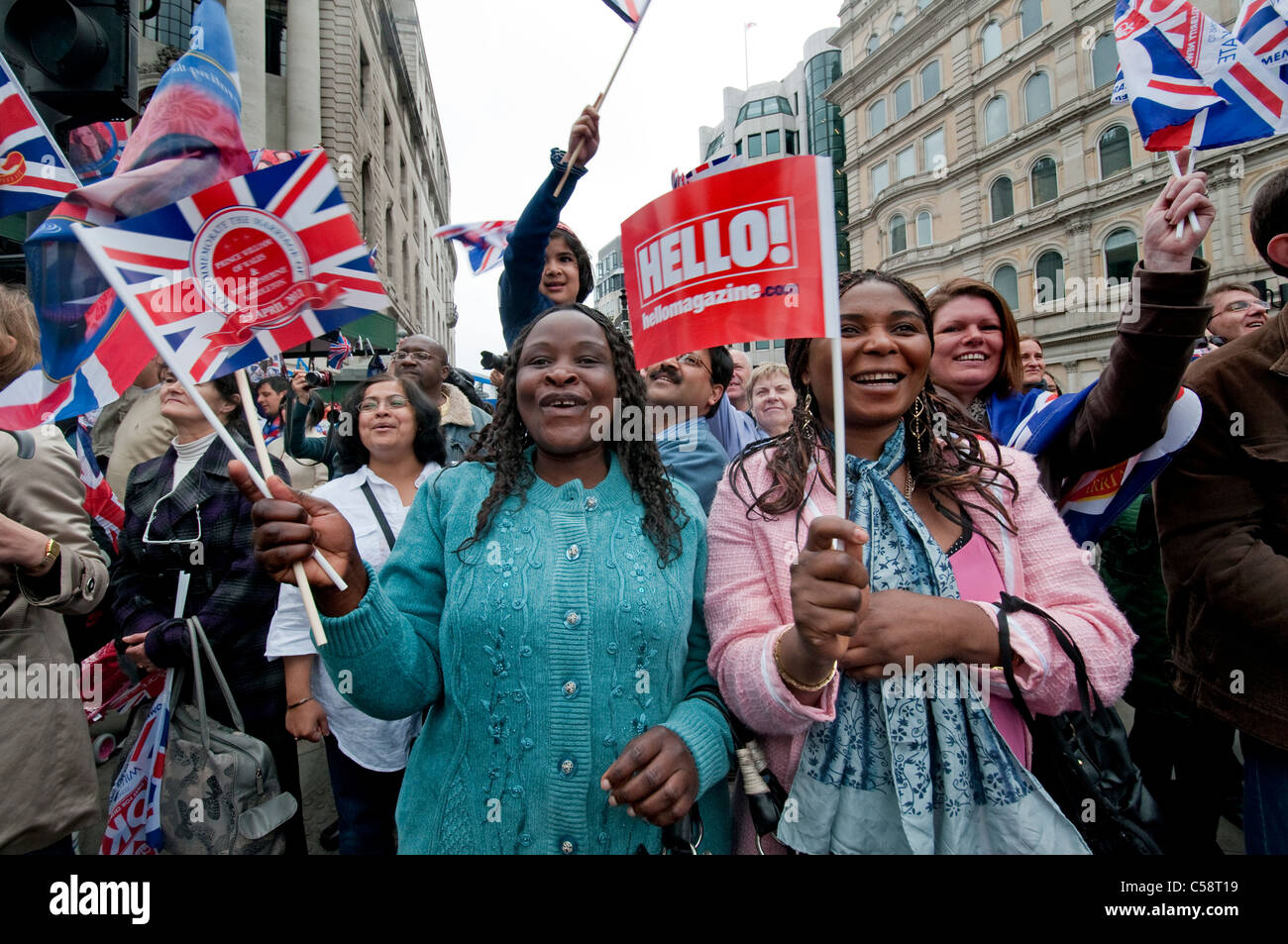 Spettatori sventolando bandiere celebra il Royal Wedding di Kate e William Foto Stock