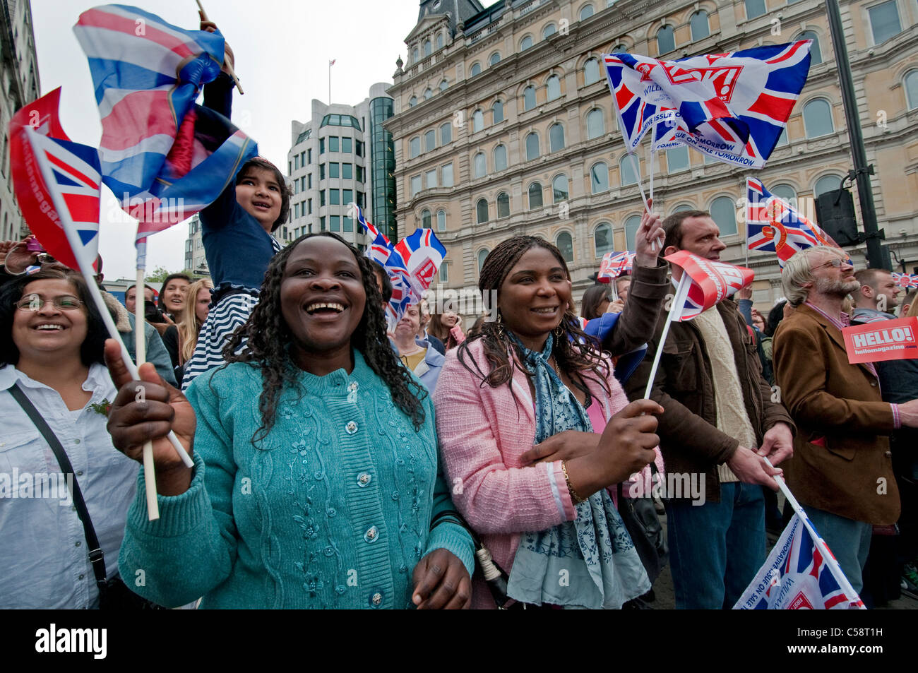 Spettatori sventolando bandiere celebra il Royal Wedding di Kate e William Foto Stock