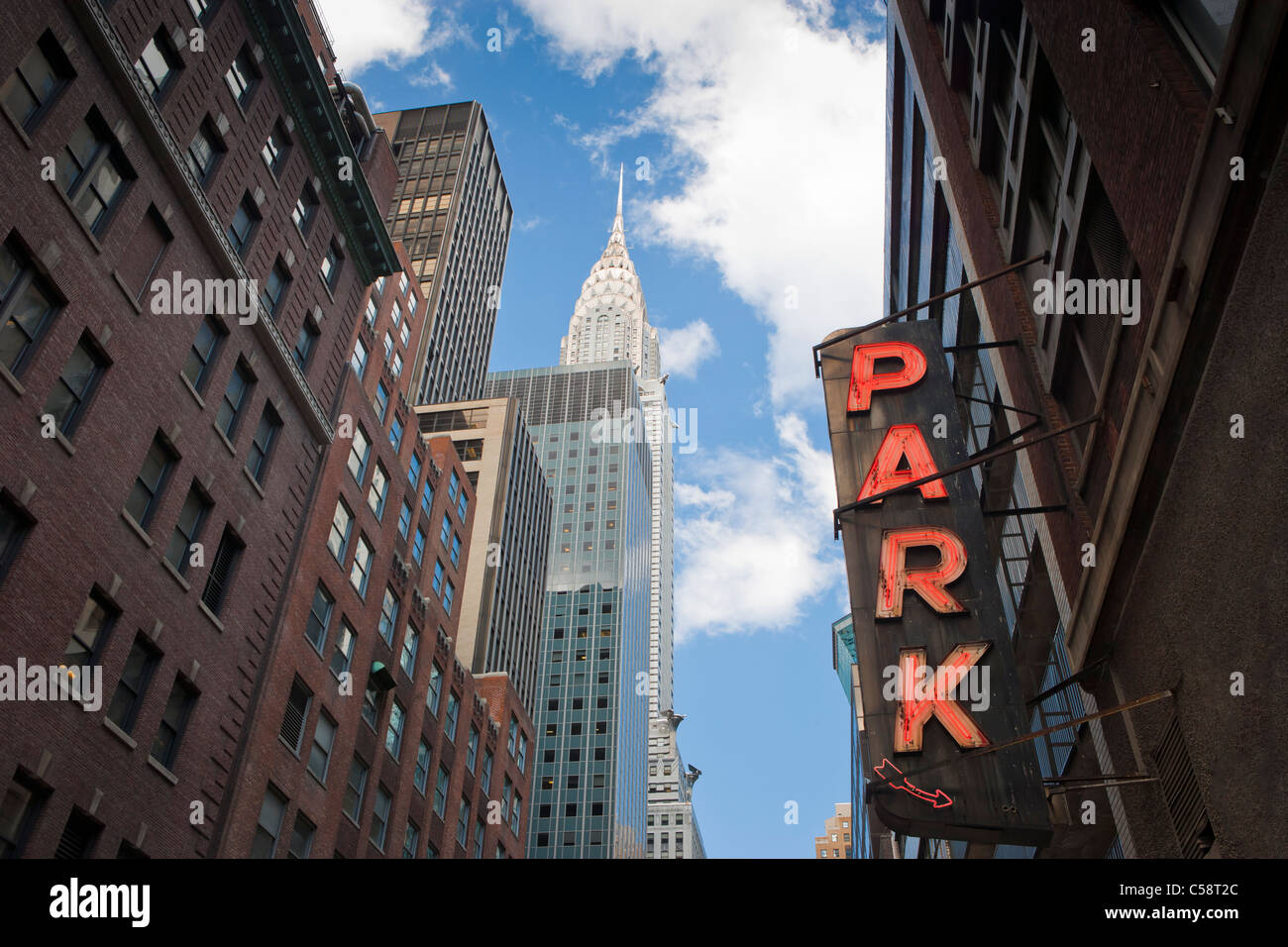 Chrysler Building e il garage per il parcheggio sign in Midtown, New York Foto Stock