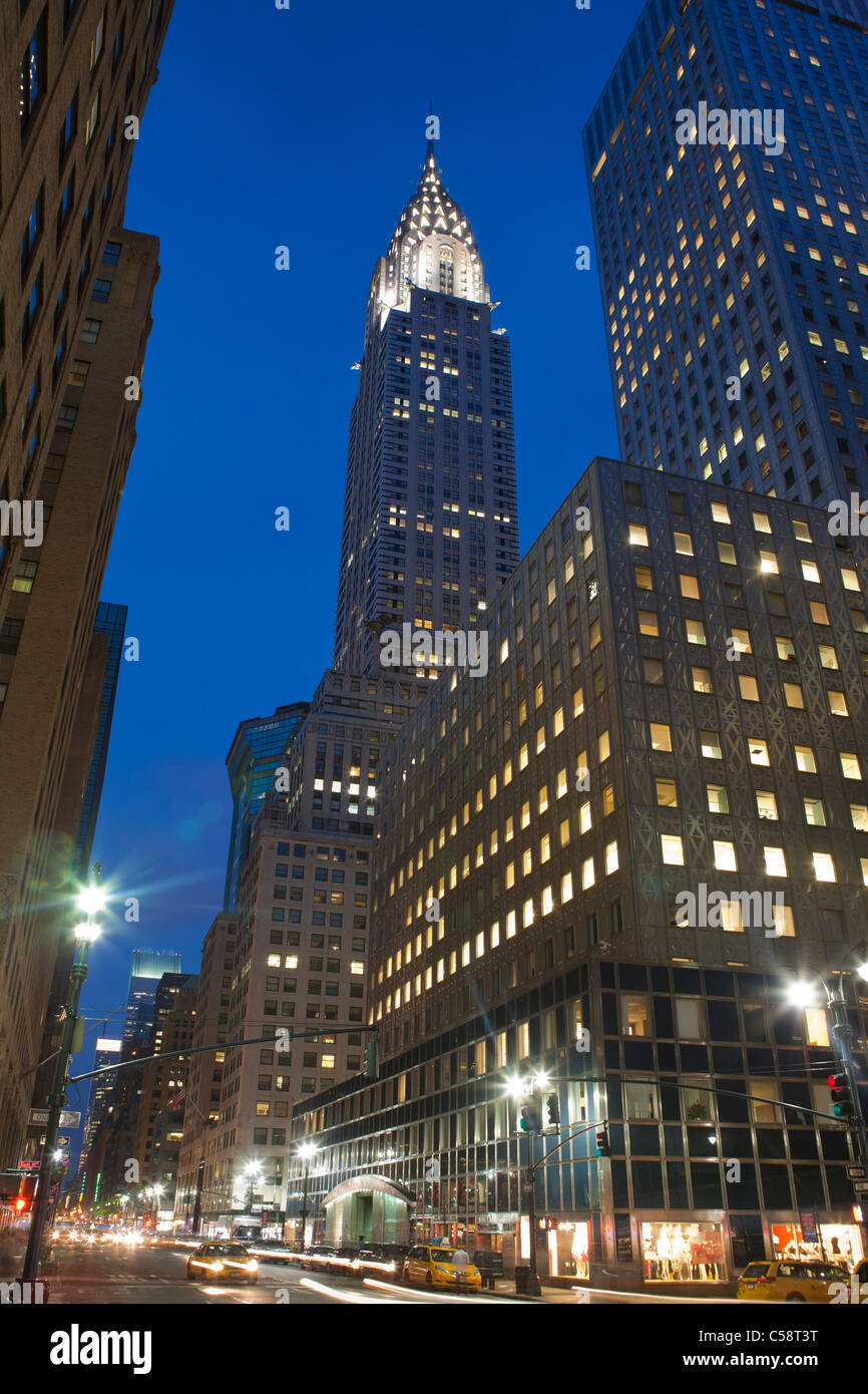 Chrysler building al tramonto dal livello della strada, New York Foto Stock
