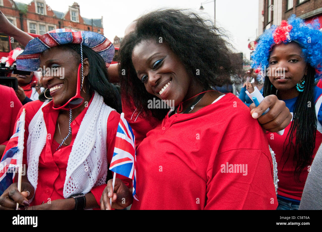 La gente celebra Royal Wedding in Brixton a sud di Londra Foto Stock