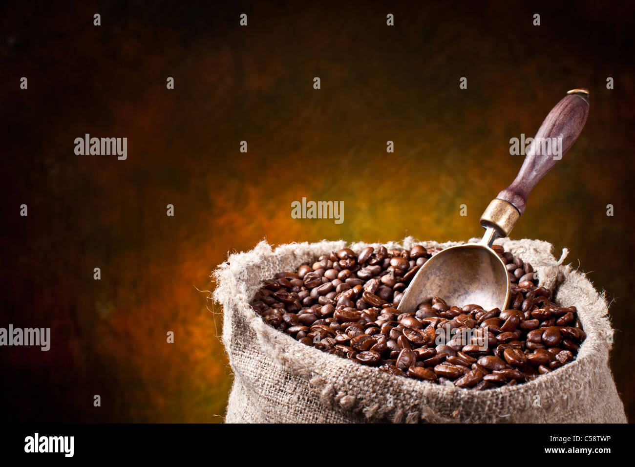 Sacco di chicchi di caffè e scoop. Su uno sfondo scuro. Foto Stock