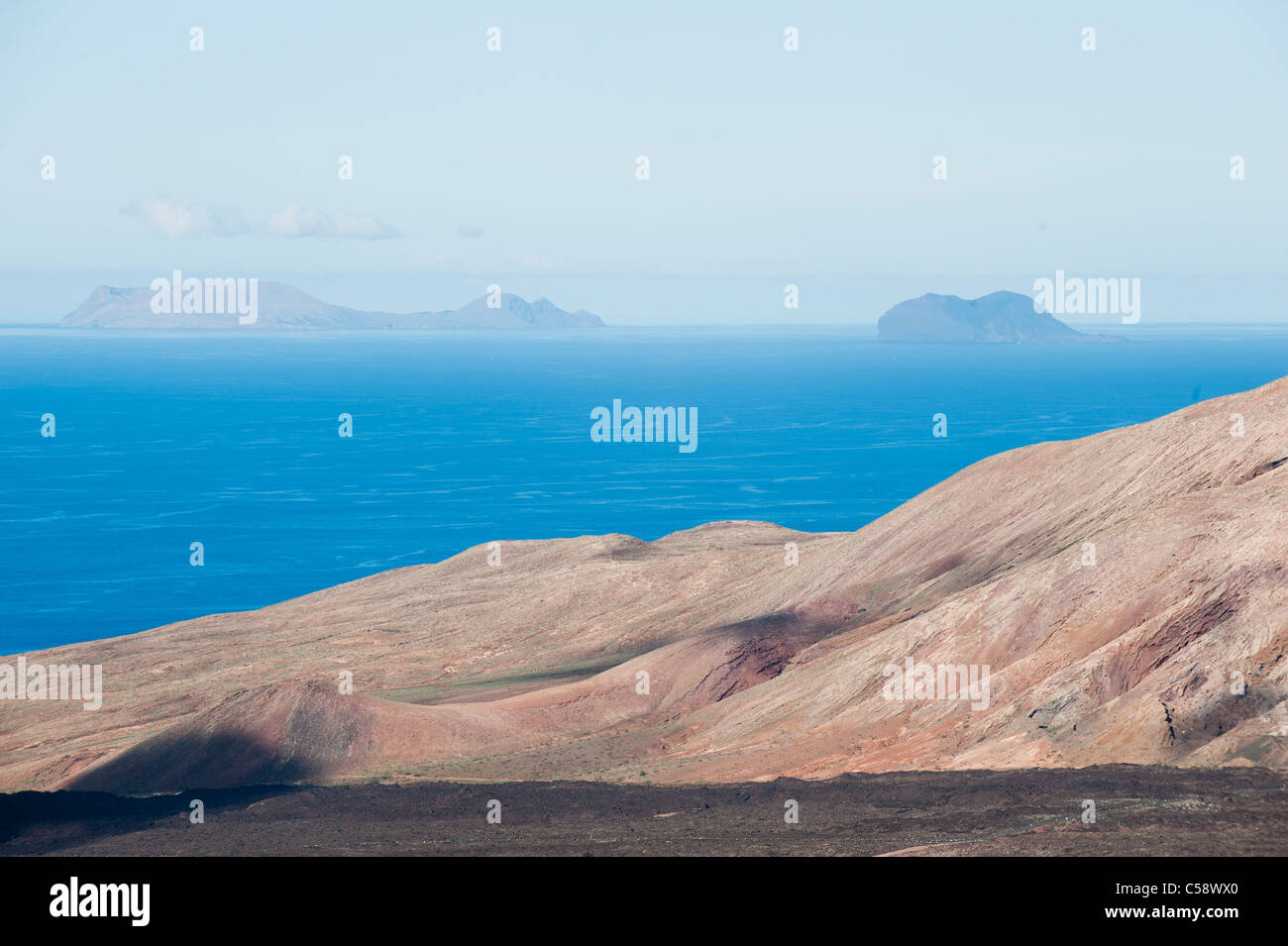 Vista del Archipielago Chinijo (isole di La Graciosa e Alegranza) dal vulcano Caldera Blanca, Lanzrote, Isole Canarie Foto Stock