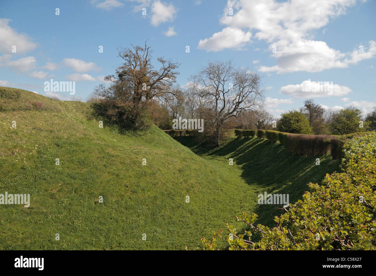 Eccellente vista della guerra civile earthworks difensivo attorno al sito di fondare la casa vecchia, basando, Hampshire, Regno Unito. Foto Stock