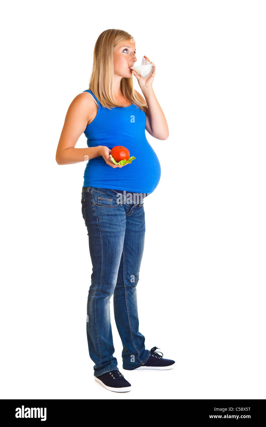 Donna incinta con verdure, isolato su bianco Foto Stock