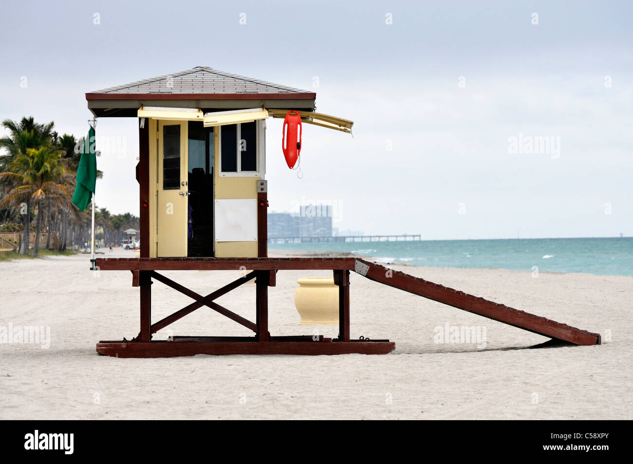 Life Guard Stand in Florida su una molto ventoso, peopless giorno Foto Stock