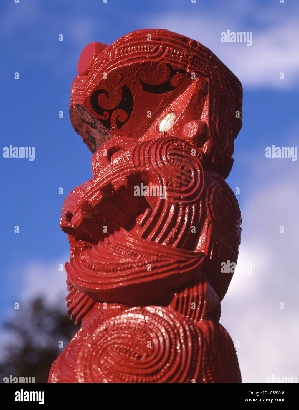 Scolpito statua Maori, Wai-O-Tapu Thermal Wonderland, Rotorua, Baia di Planty Regione, Isola del nord, Nuova Zelanda Foto Stock