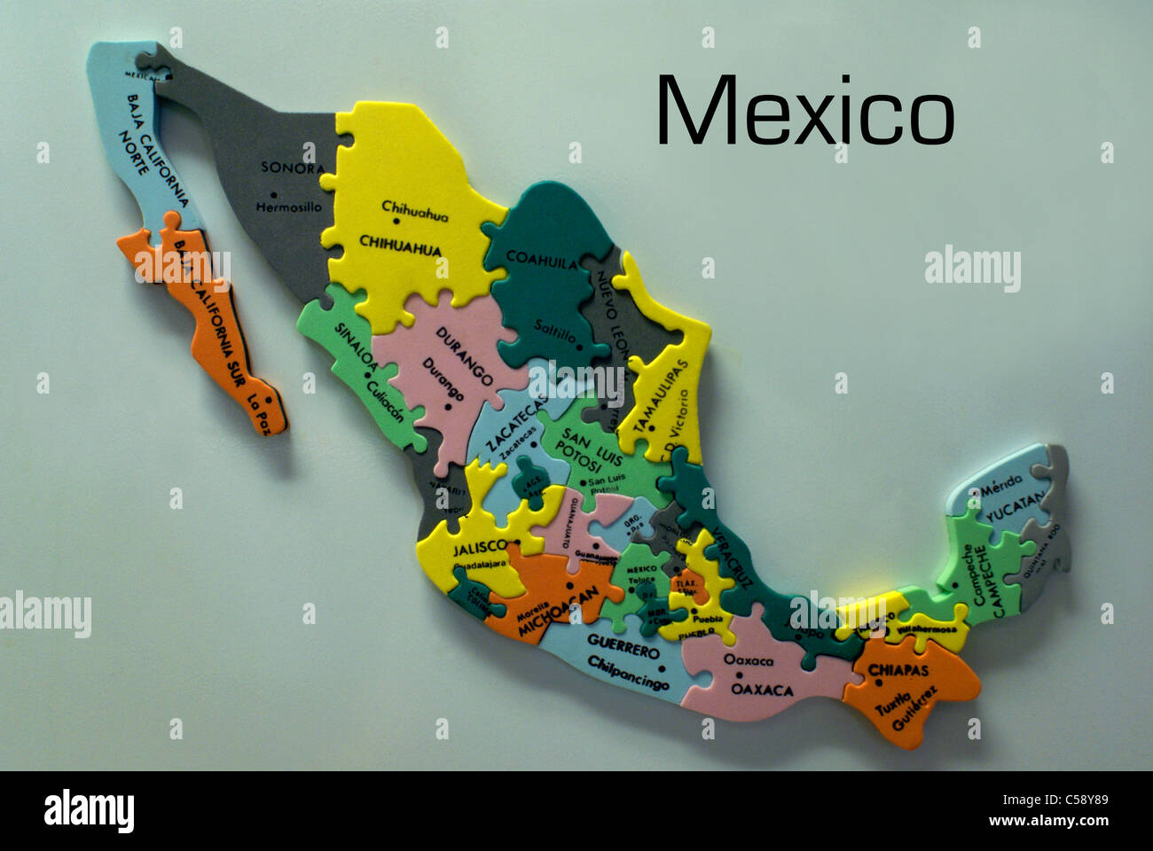 Puzzle colorato mappa del Messico puzzle che mostra stati messicani e le principali città Foto Stock