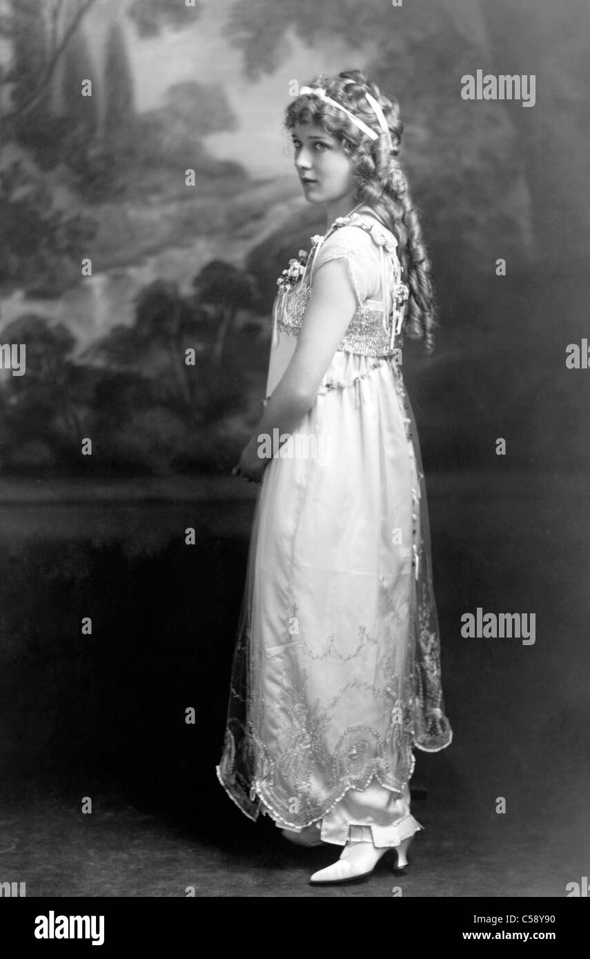 Mary Pickford, American Film muto Star di intera lunghezza verticale, rivolto verso sinistra, circa 1915 Foto Stock