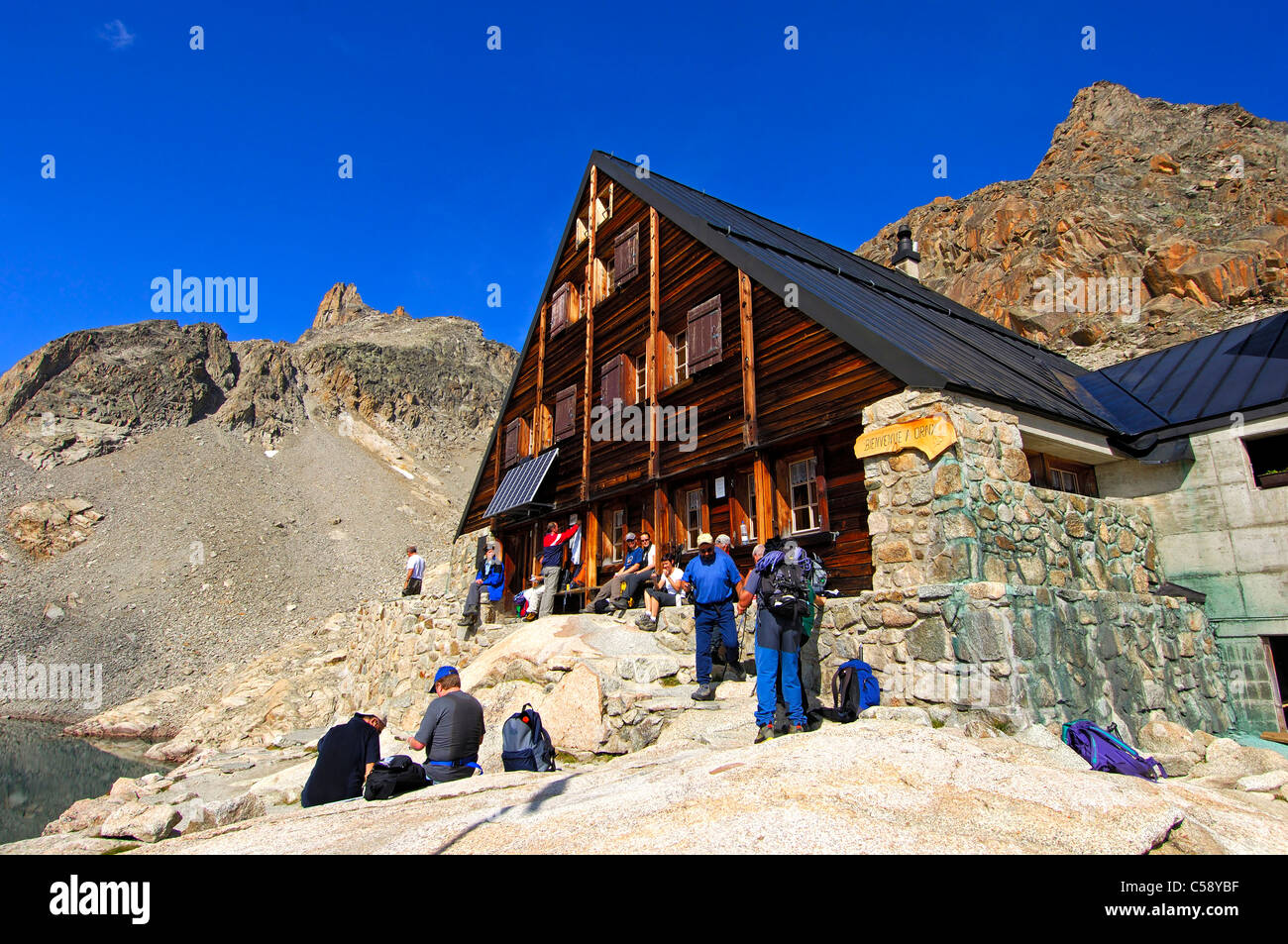 Gli escursionisti e alpinisti al Orny mountainhut del Club Alpino Svizzero, Champex-Lac, Vallese, Svizzera Foto Stock