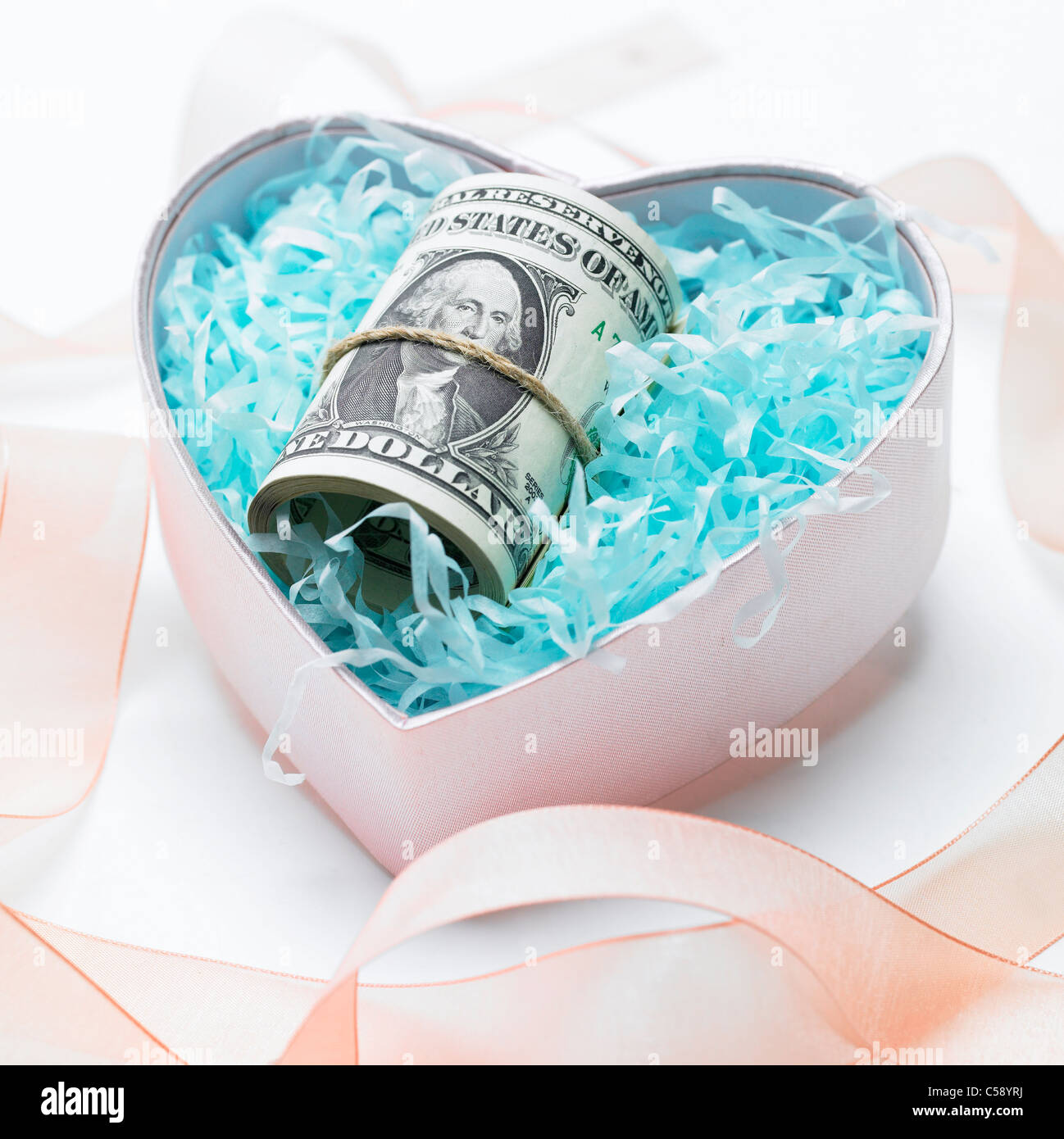 Close-up di scatola regalo con denaro all'interno Foto Stock