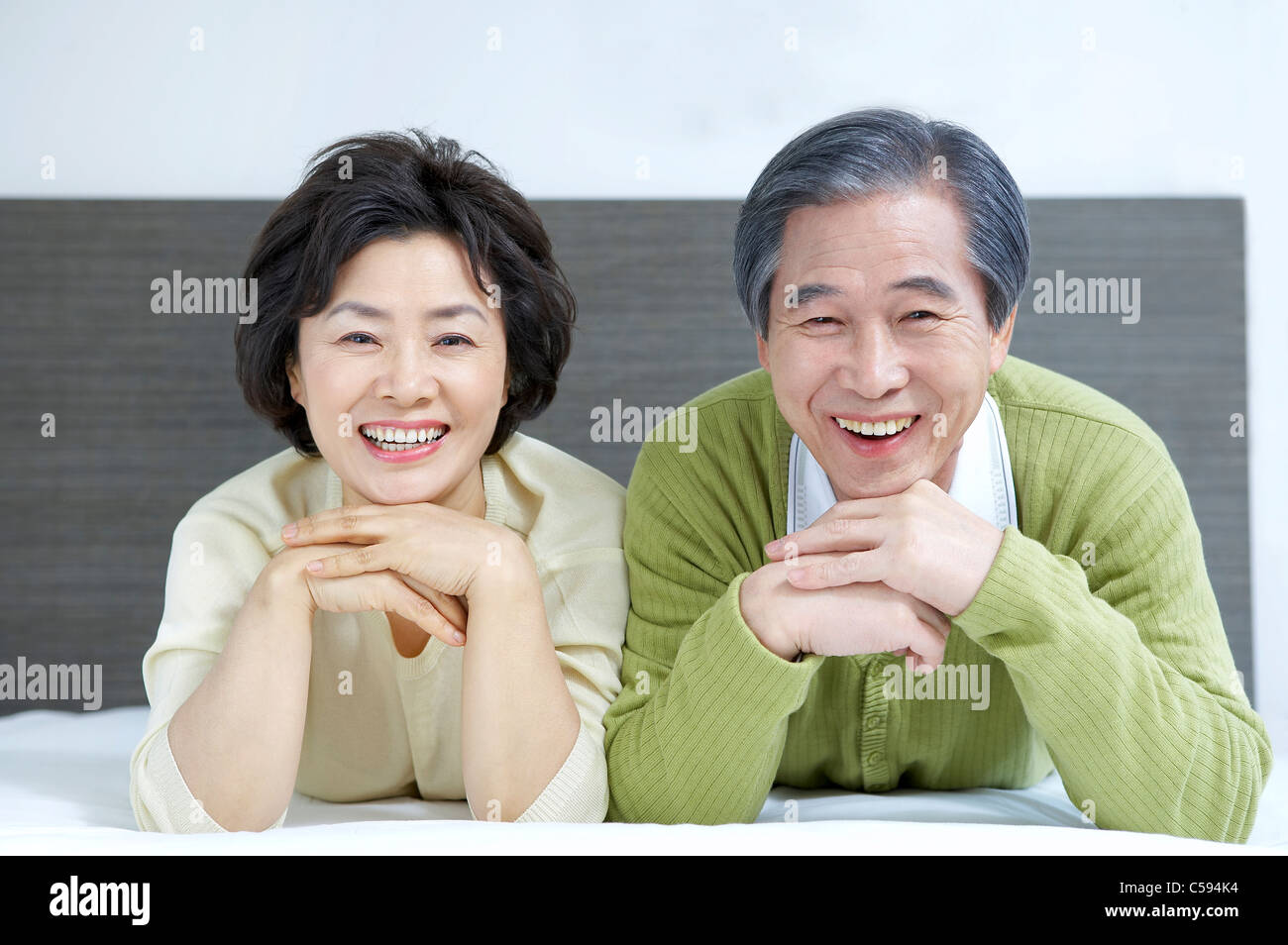 Ritratto di coppia senior seduta sul letto Foto Stock