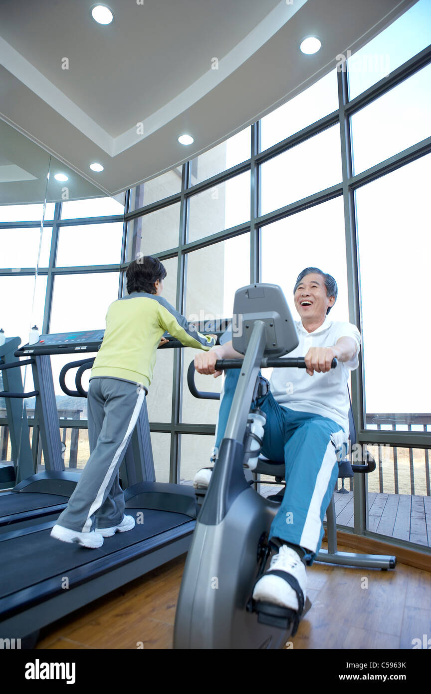 Coppia senior per gli esercizi in palestra Foto Stock