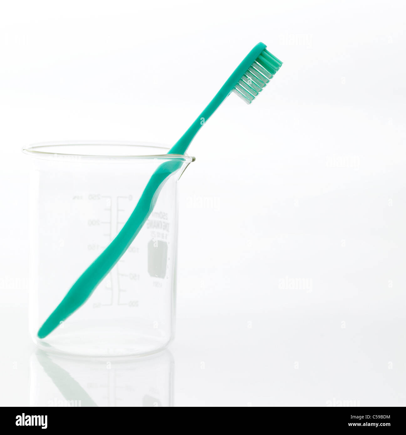 Close-up di spazzolino da denti nel bicchiere Foto Stock