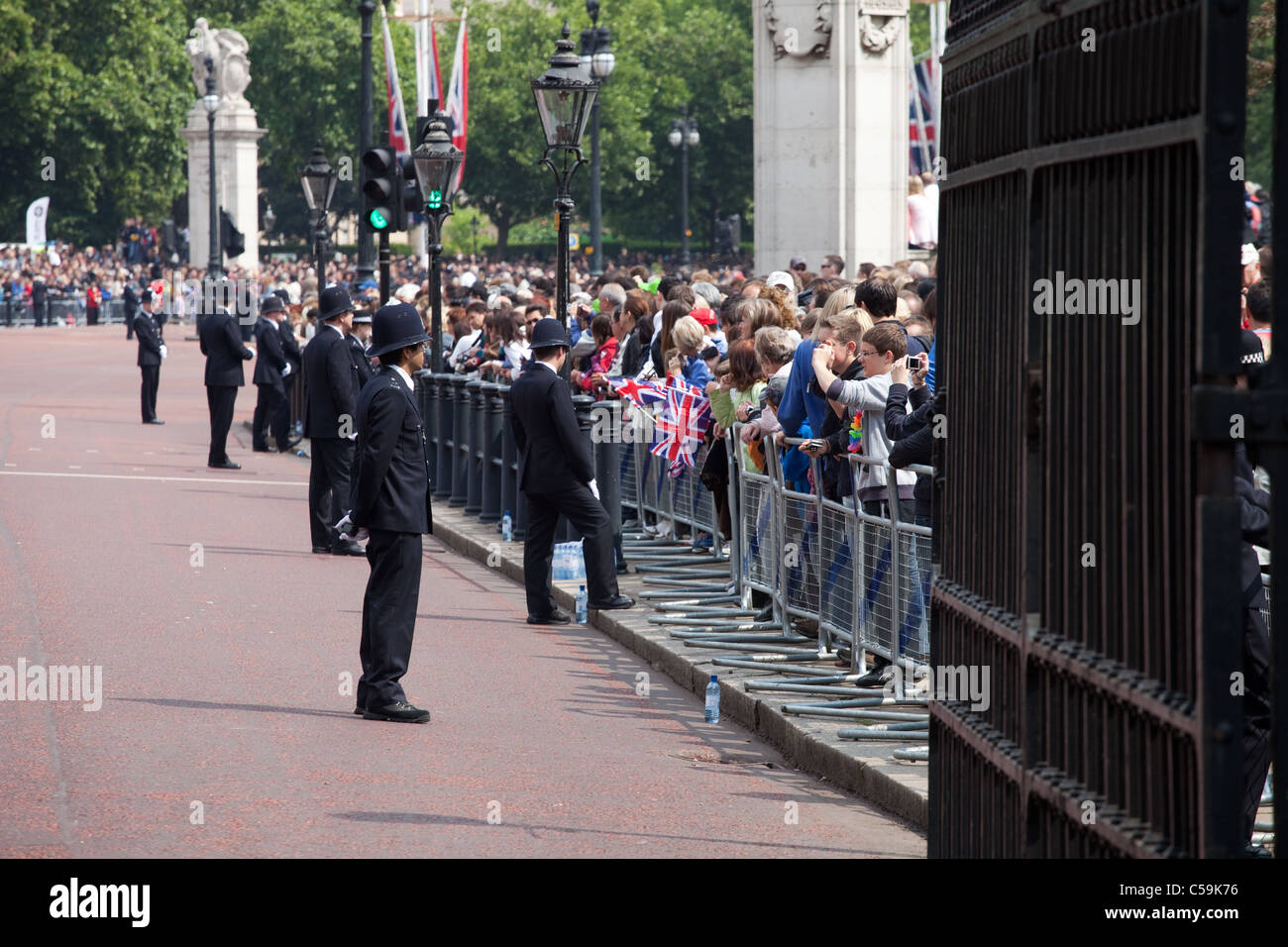 I poliziotti britannici osserva la folla di spettatori durante il Trooping la cerimonia di colore a Londra Foto Stock