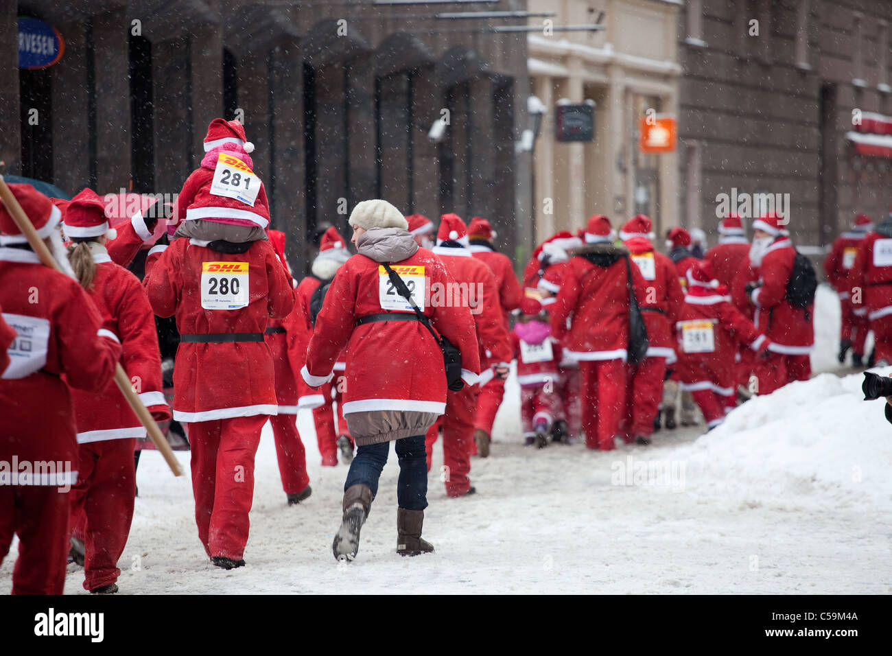 RIGA, Lettonia - 12 dicembre: i partecipanti del terzo annuale di Babbo Natale divertente correre e camminare in Riga, Lettonia, 12 dicembre, 2010 Foto Stock