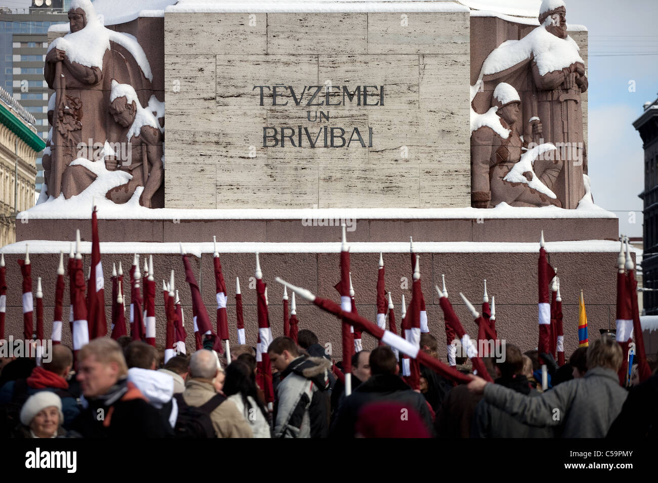 RIGA, Lettonia, 16 marzo 2010: bandiere lettoni al monumento alla libertà. Commemorazione della Latvian Waffen SS o unità di legionari.L Foto Stock