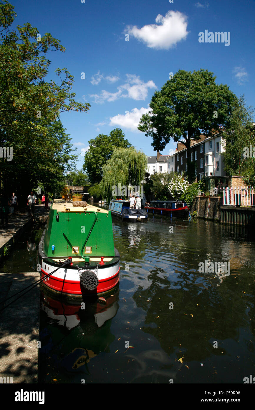 Canal barche ormeggiate sul Regent's Canal a Primrose Hill, London, Regno Unito Foto Stock