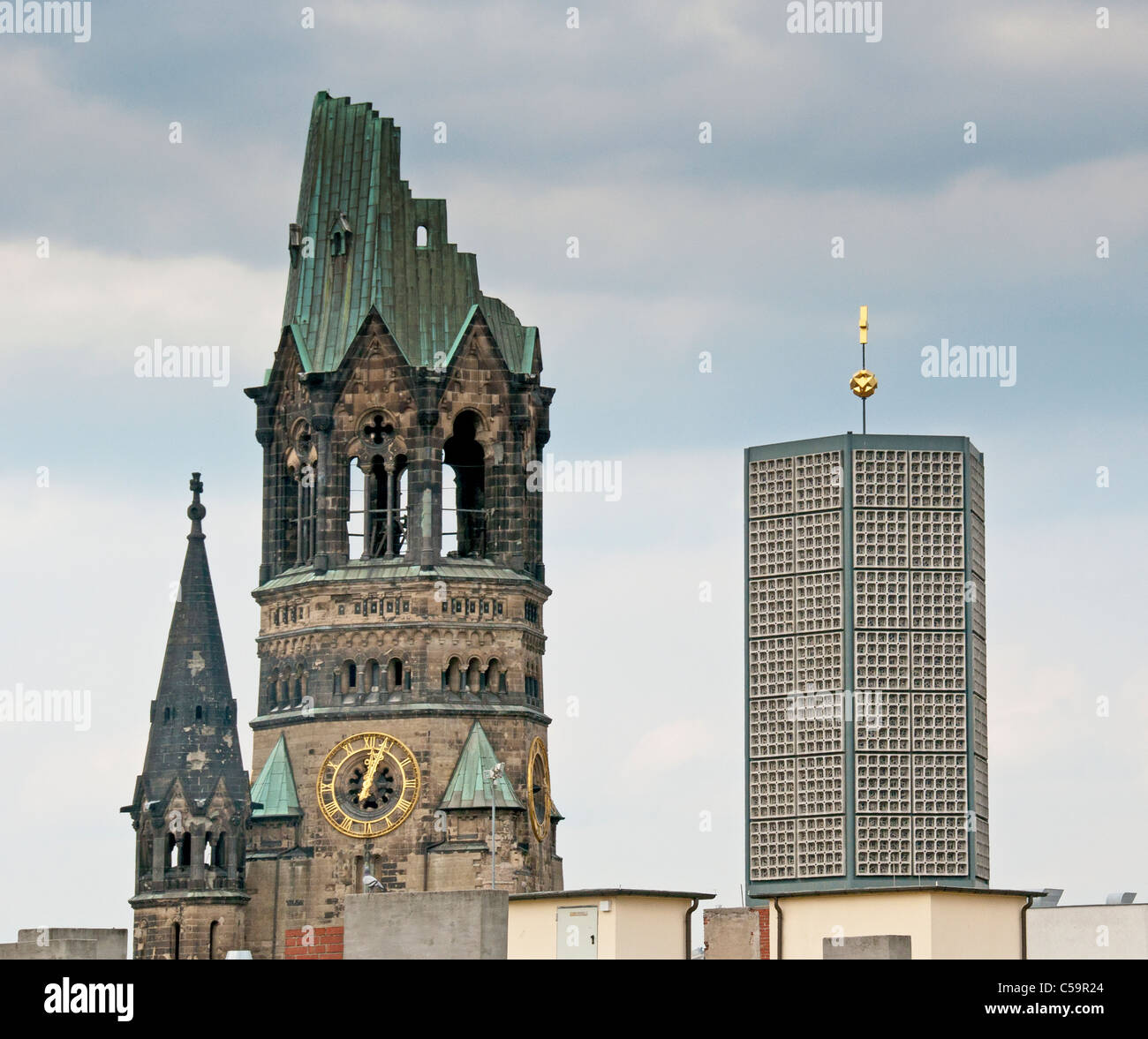 Blick auf den Turm der Gedächtniskirche in Berlin von oben; visione su la Gedächtniskirche dal di sopra Foto Stock