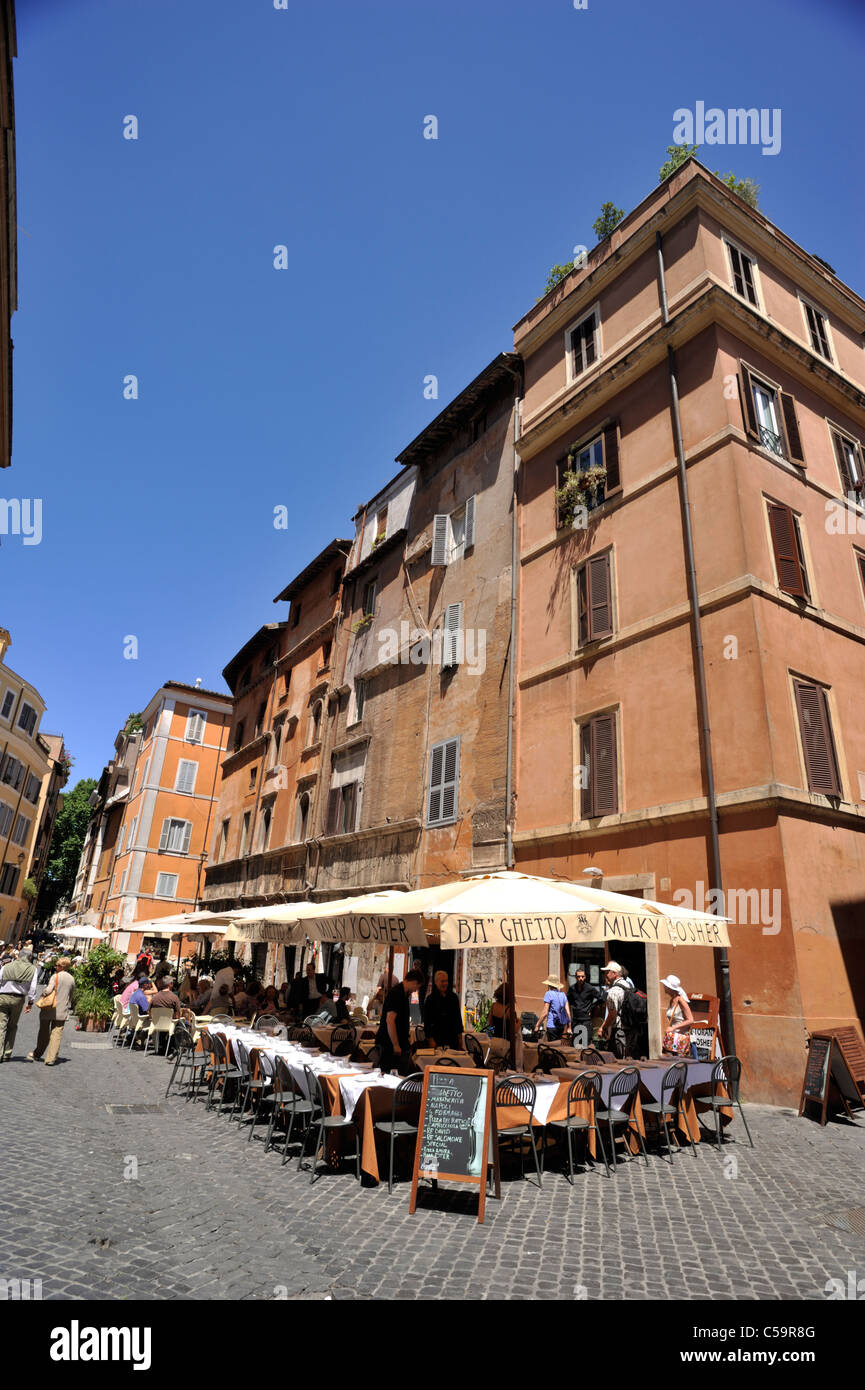 Italia, Roma, Ghetto Ebraico, via del Portico d'Ottavia Foto Stock