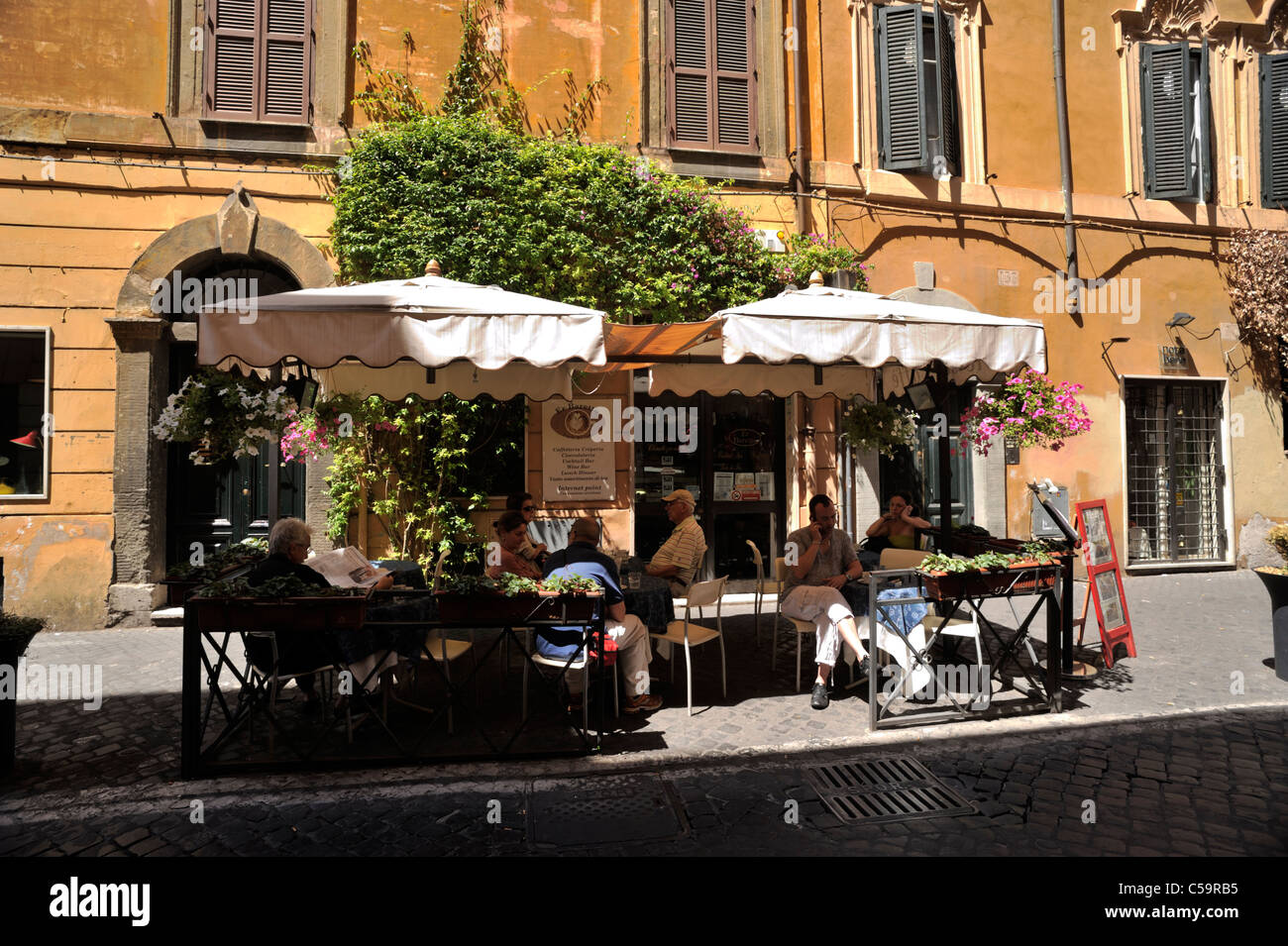 Italia, Roma, quartiere Monti, via del Boschetto, caffetteria all'aperto Foto Stock
