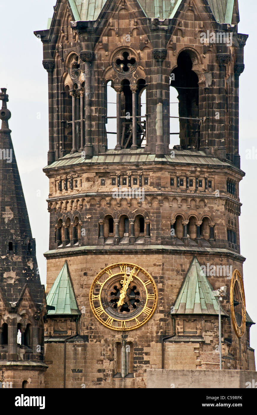 Blick auf den Turm der Gedächtniskirche in Berlin von oben; vista sulla chiesa commemorativa da sopra Foto Stock