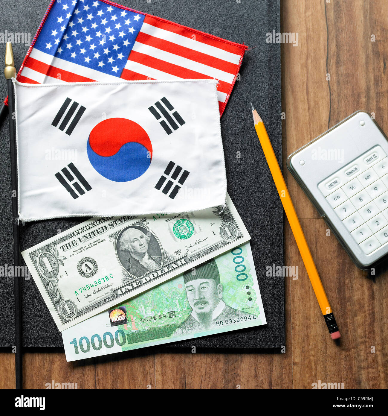 Close-up di americani e bandiera coreana con moneta note Foto Stock