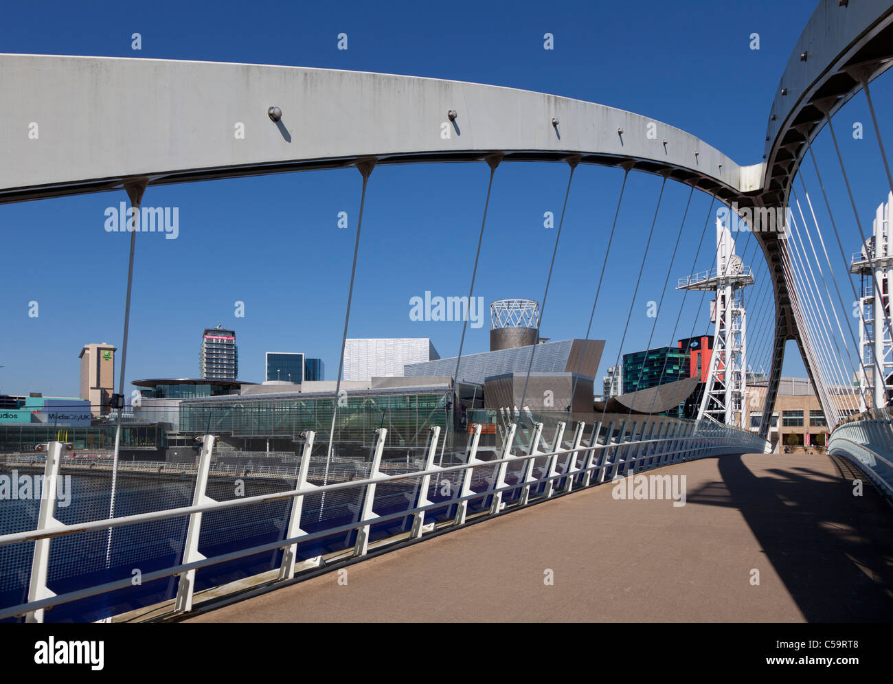 Basso angolo vista del Ponte di Lowry, Salford Quays, Greater Manchester, Inghilterra Foto Stock