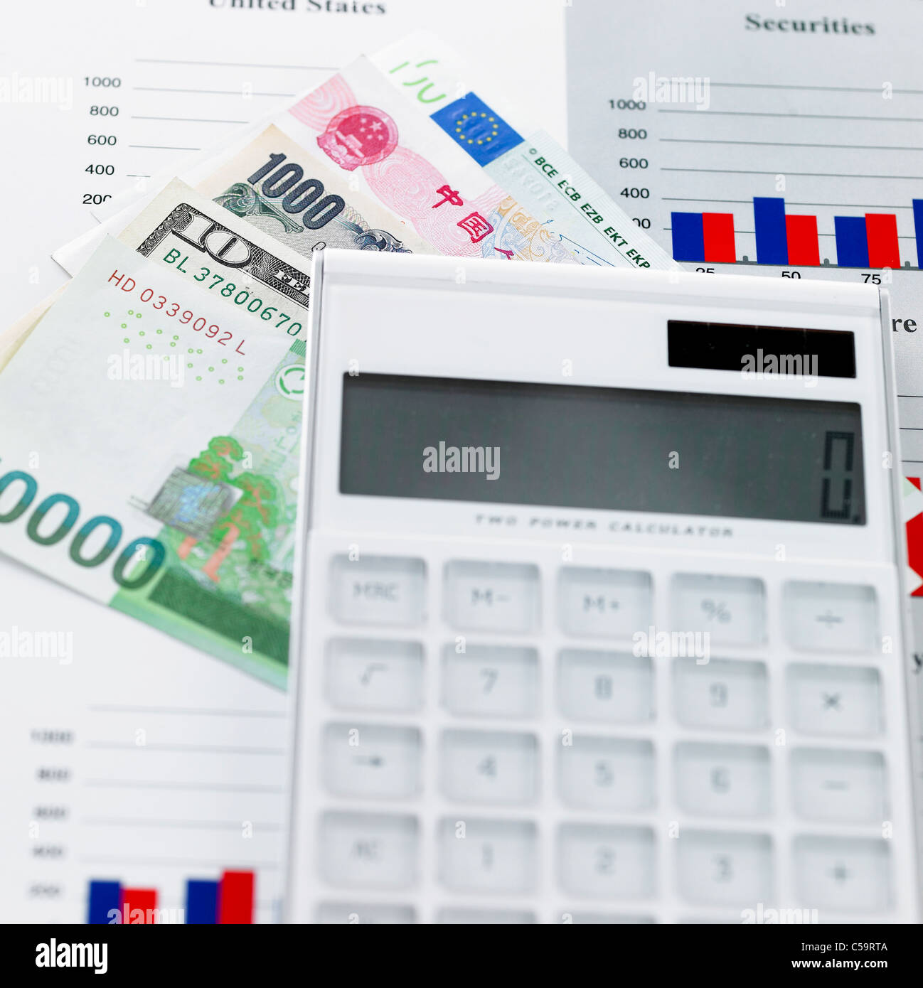 Close-up della calcolatrice, banconote e grafici finanziari Foto Stock