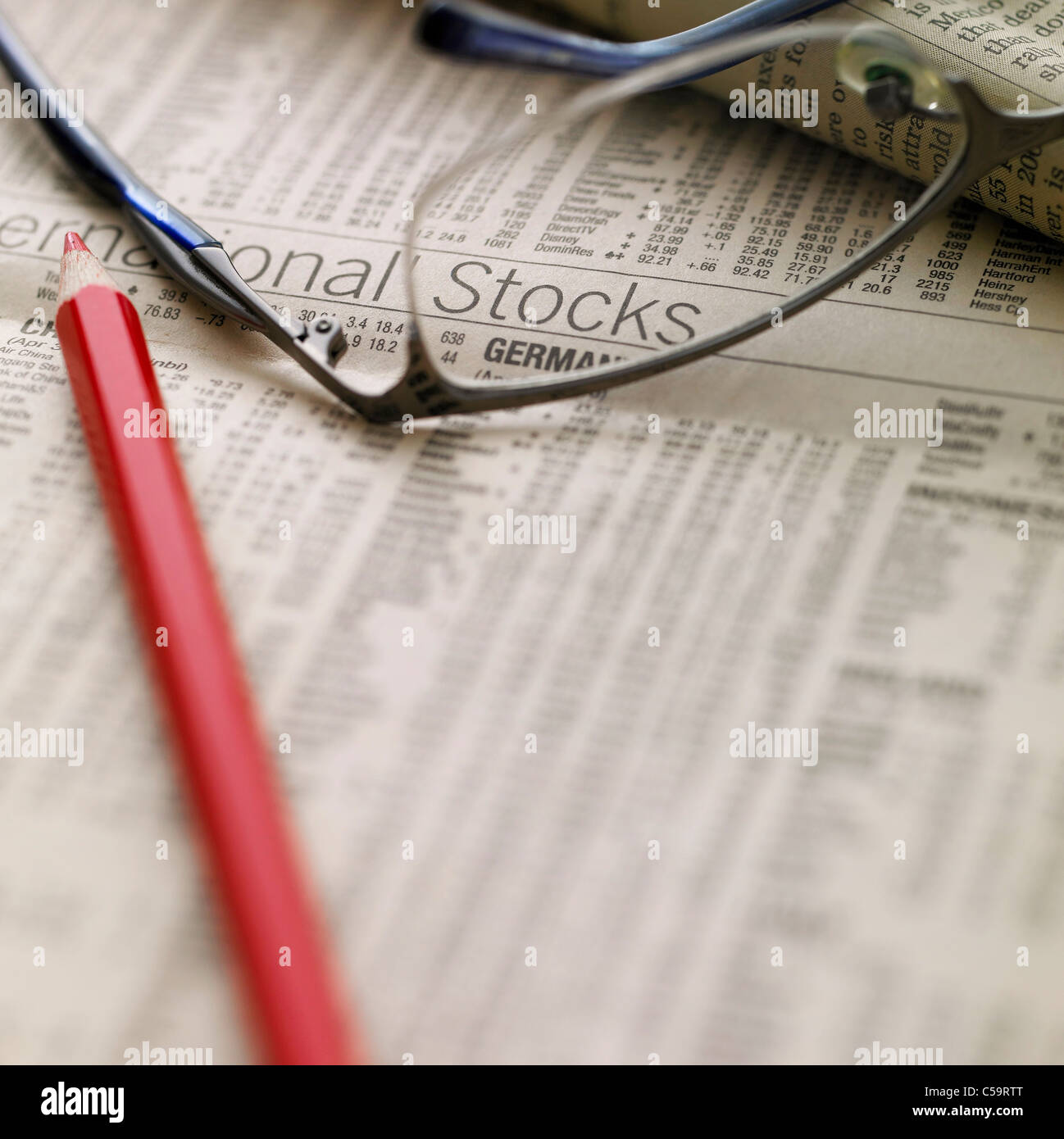Close-up di occhiali e la matita colorata sul giornale Foto Stock