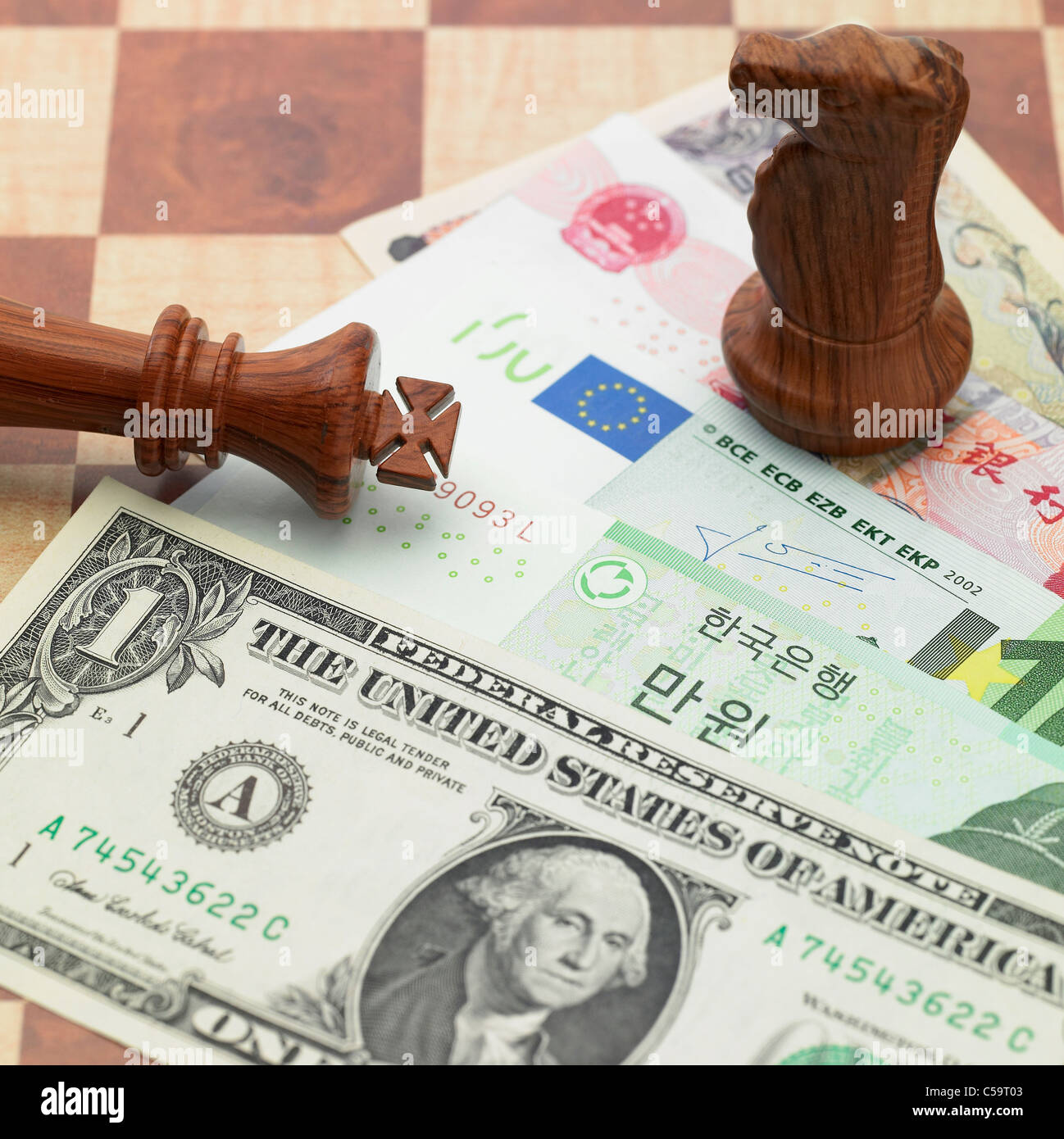 Close-up del mondo moneta note sulla scacchiera Foto Stock