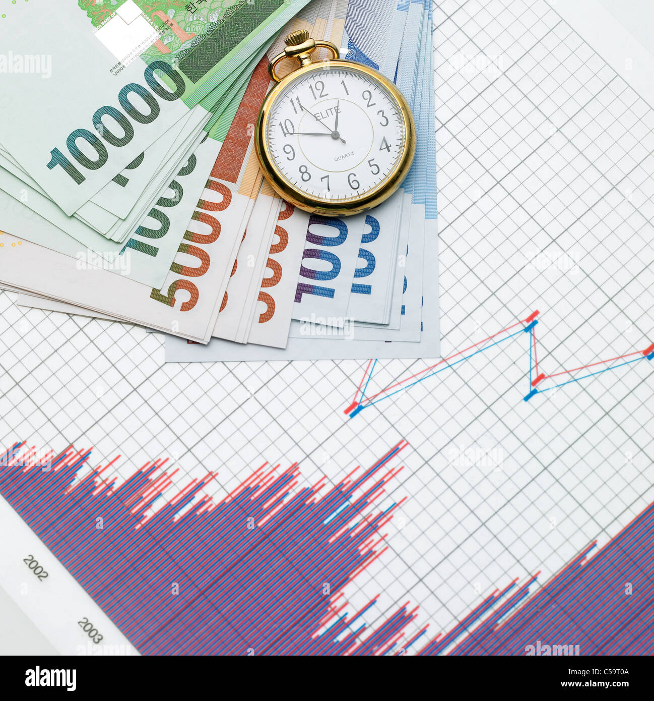 Close-up di orologio, banconote su di un foglio di carta millimetrata Foto Stock
