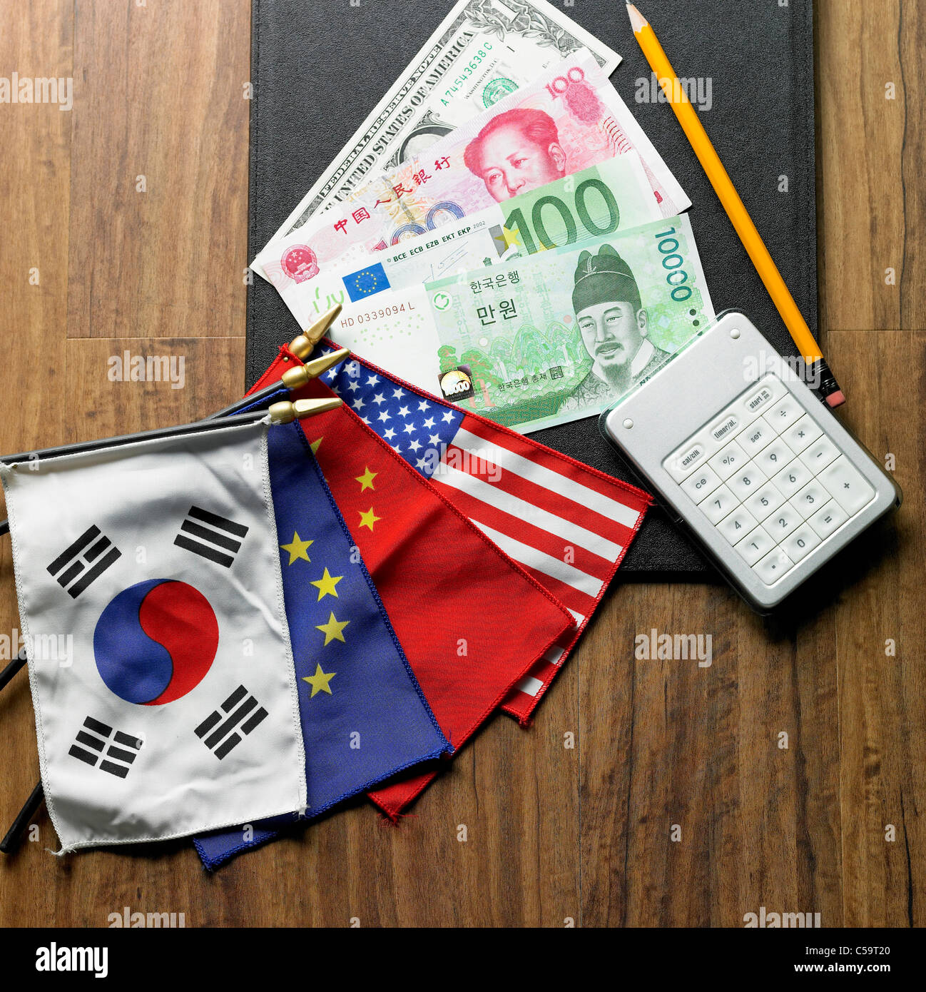Close-up di bandiere internazionali con moneta note Foto Stock